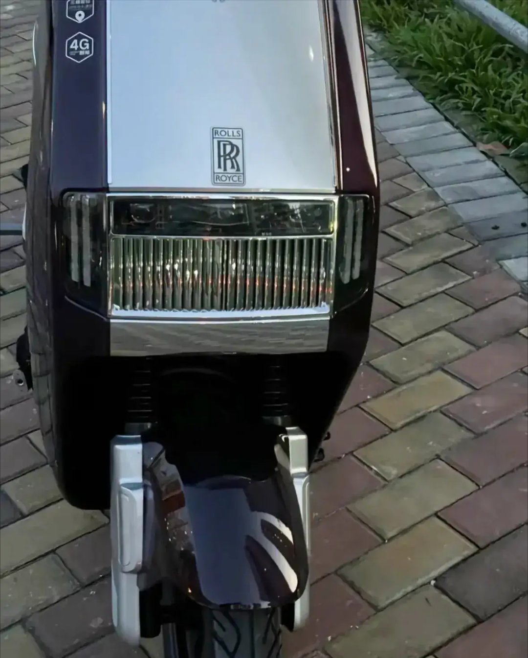 最近刚谈了一个女朋友，昨天骑上我的这个电动车接她下班，她尽然生气的说我活该一直找