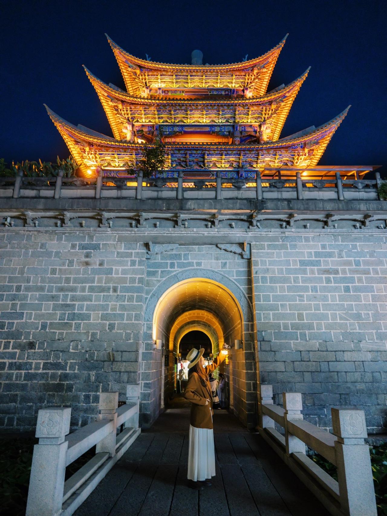 一夜南诏梦，梦回大理城
来大理旅行的小伙伴们
推荐大家晚上去逛逛大理古城
看看苍