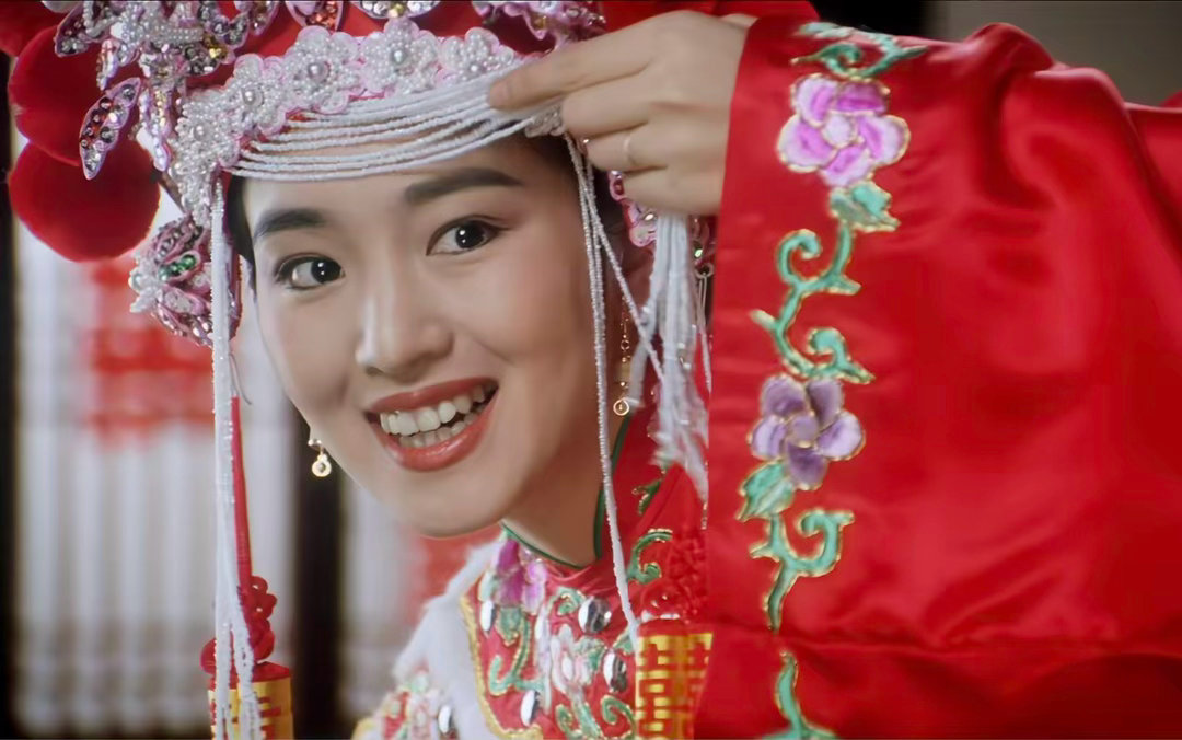 小时候看“秋香”真的好漂亮啊！特别是那一下回眸，真的很美。为啥长大了再看我觉得“