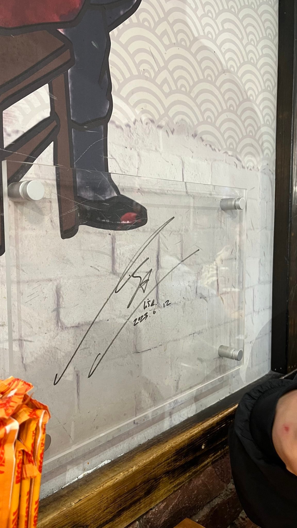 ❤️ 幸运——“一位在餐厅用餐的粉丝在上面发现了 Lisa 的亲笔签名” 