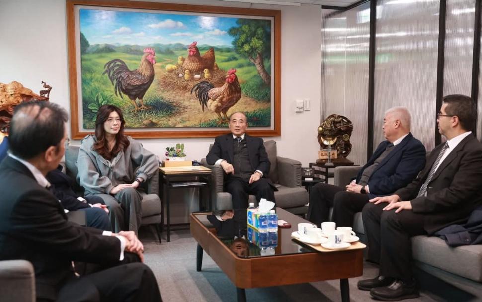 国民党郑丽文的位子稳了？
昨天郑丽文带领国民党主要成员亲自到王金平办公室，以最高