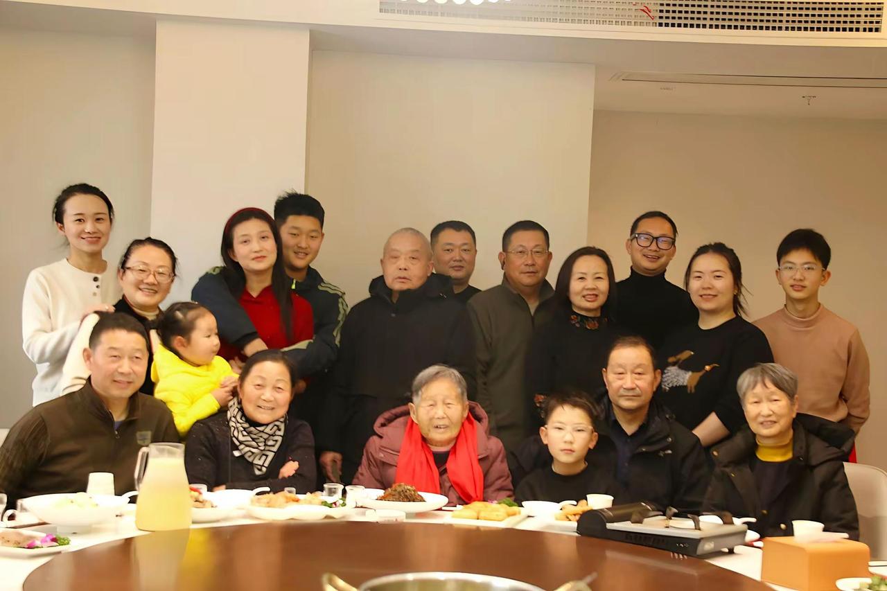 欢聚一堂 亲人团聚其乐融融