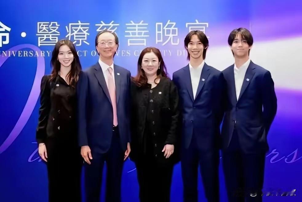 梁锦松74了，伏明霞也48了。可俩人站一块儿，被三个孩子围着，那个笑是装不出来的
