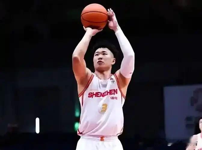 季后赛半决赛广厦队VS深圳队，广厦队的取胜基石还是组织核心和得分核心布朗，内线顶