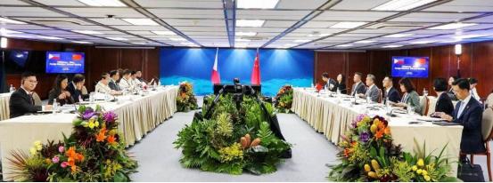 菲律宾外长的态度颇为强硬，在与中方会面时直接提出要求：必须拆除潟湖内的相关建筑物