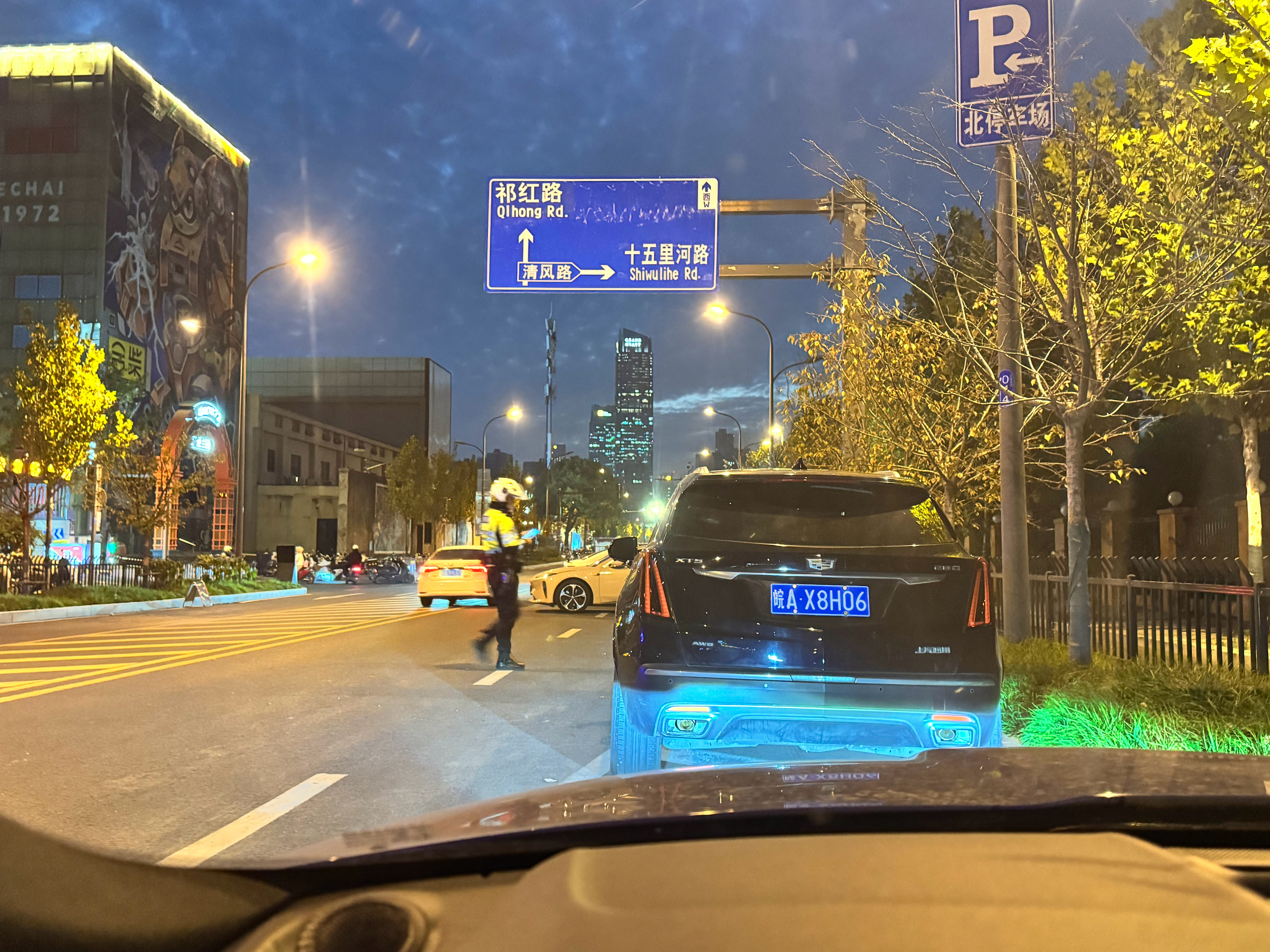 感觉自己省了100块 刚停好，交警来贴罚单了，速度转头，启动车辆，挪到地库