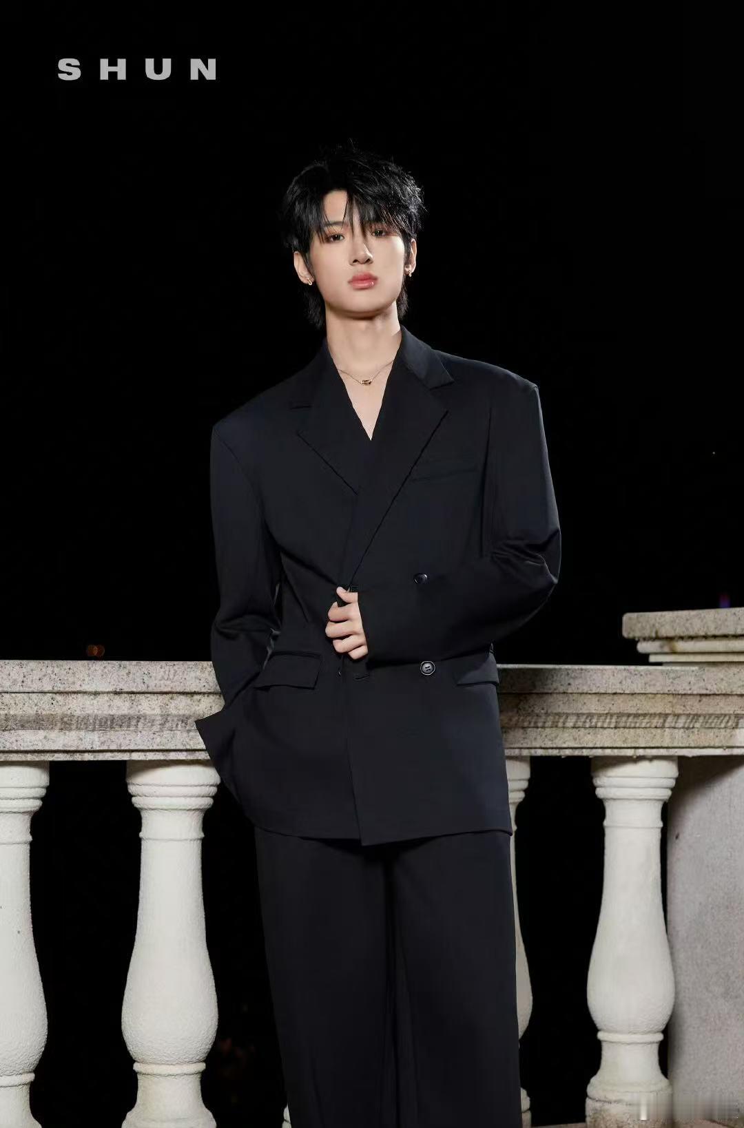 张峻豪荣誉之夜出发图 ​​​谁能拒绝张峻豪这个大长腿！这身材比例绝了～ ​​​