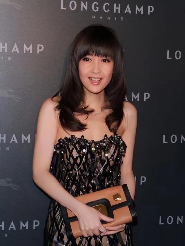 谁懂啊！周慧敏这造型真的杀疯了👑
 
年过半百依旧敢穿抹胸短裙，一袭黑色菱格纹