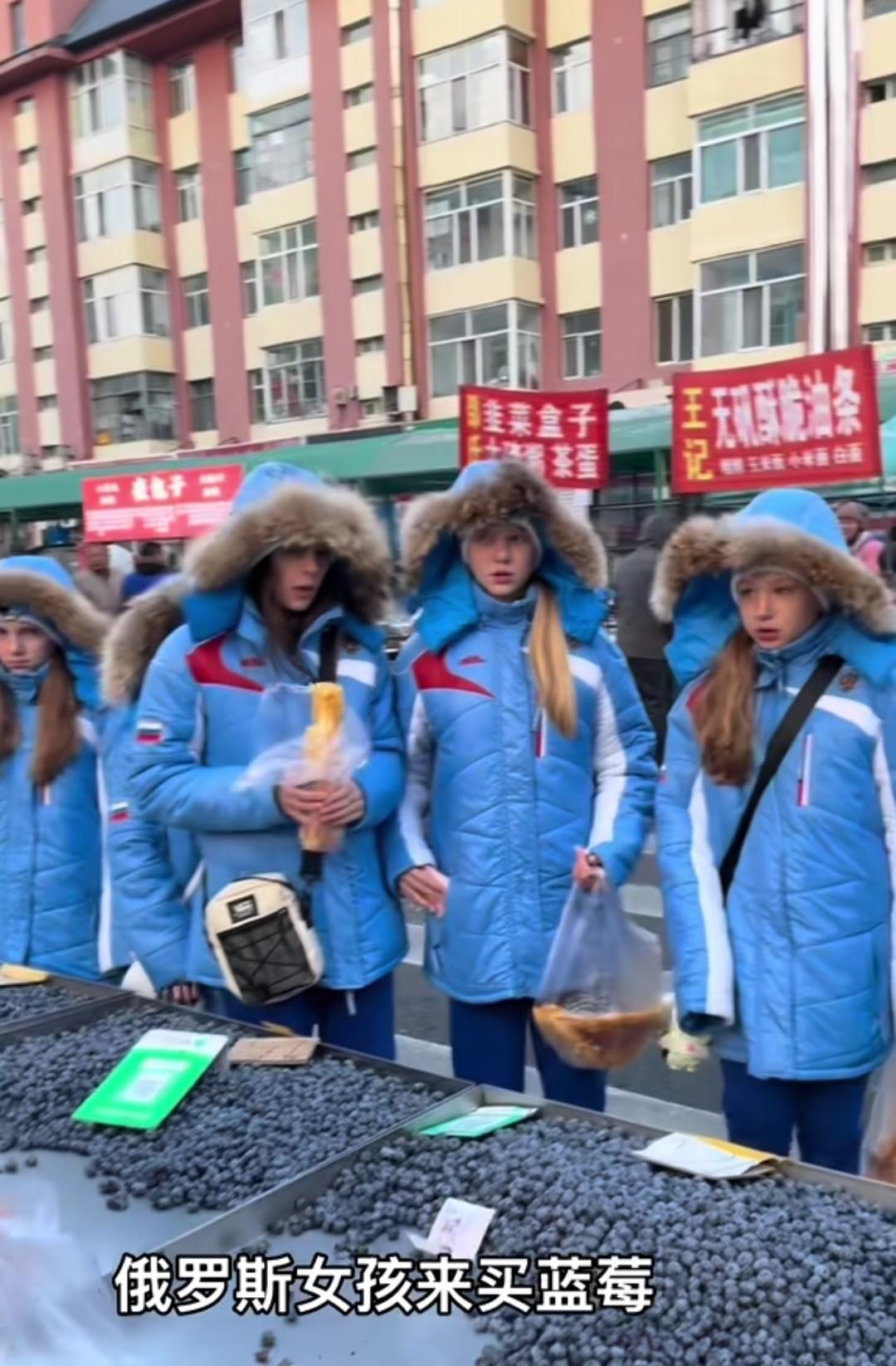 黑河越来越好。
（图一，图二）在中俄边境城市黑河购物的俄罗斯少女，想必丰富的中国