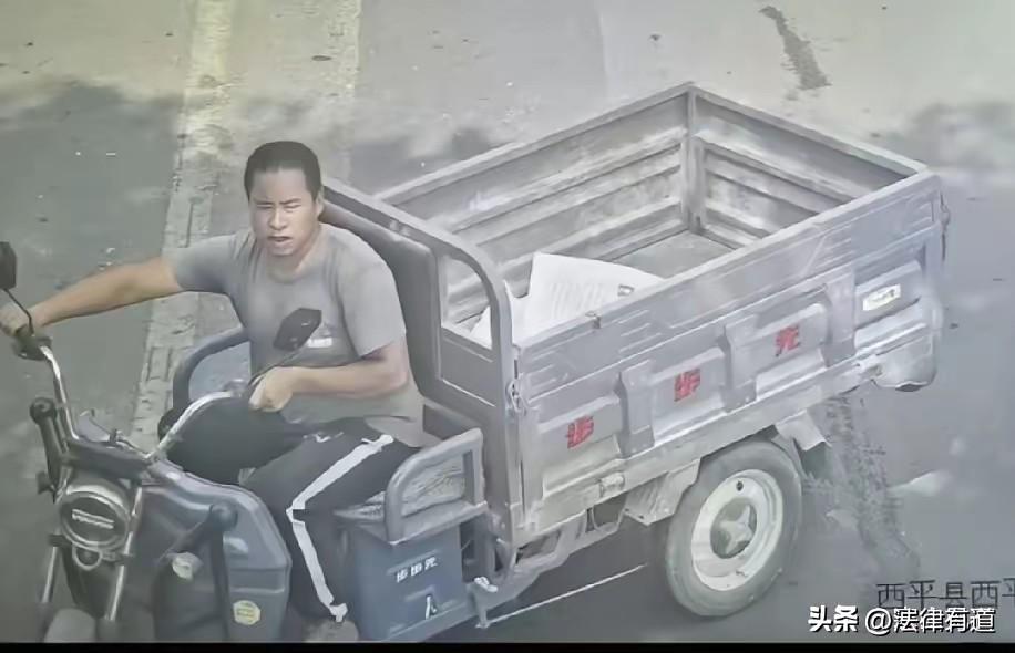 邻里琐事动刀引发命案，嫌犯潜逃警方悬赏通缉！警方明确提示：该嫌疑人潜逃期间可能随
