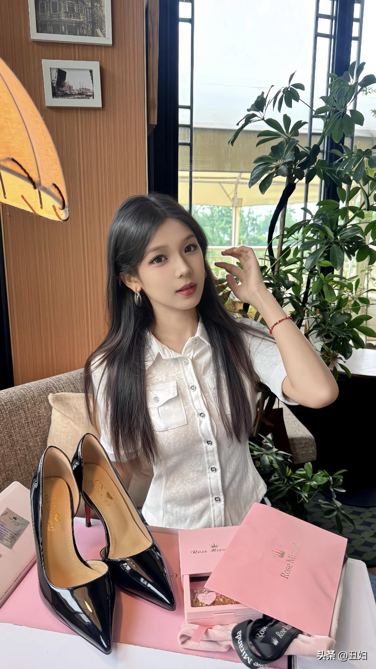 女人如何穿高跟鞋显得很洋气颜色别太花哨，经典色如黑色、白色百搭又洋气。
