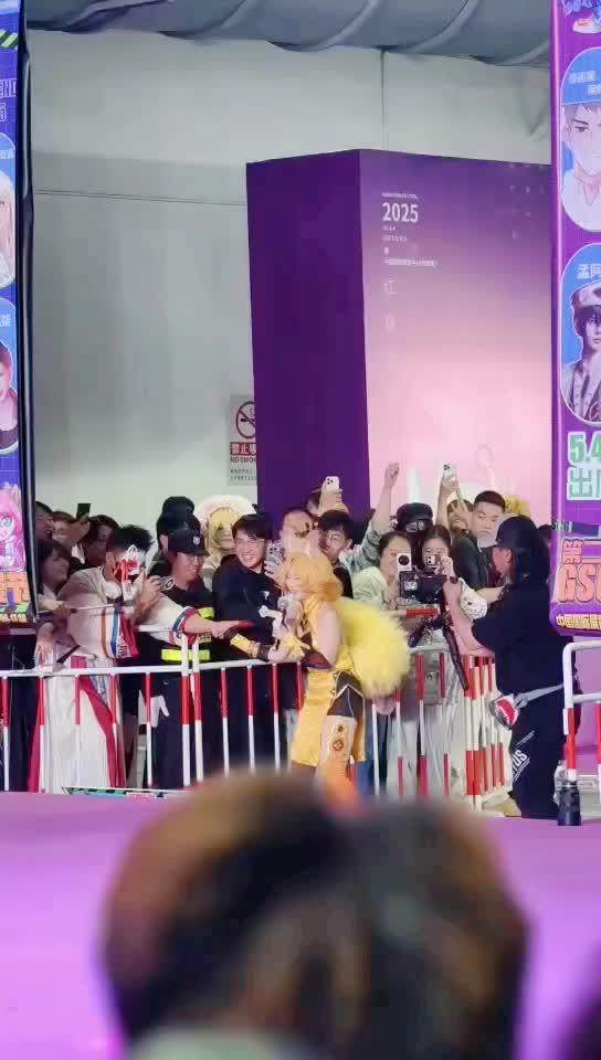 原定11点上台互动，结果来展时出现了小差错 下午一点才上台，台下硬控2...