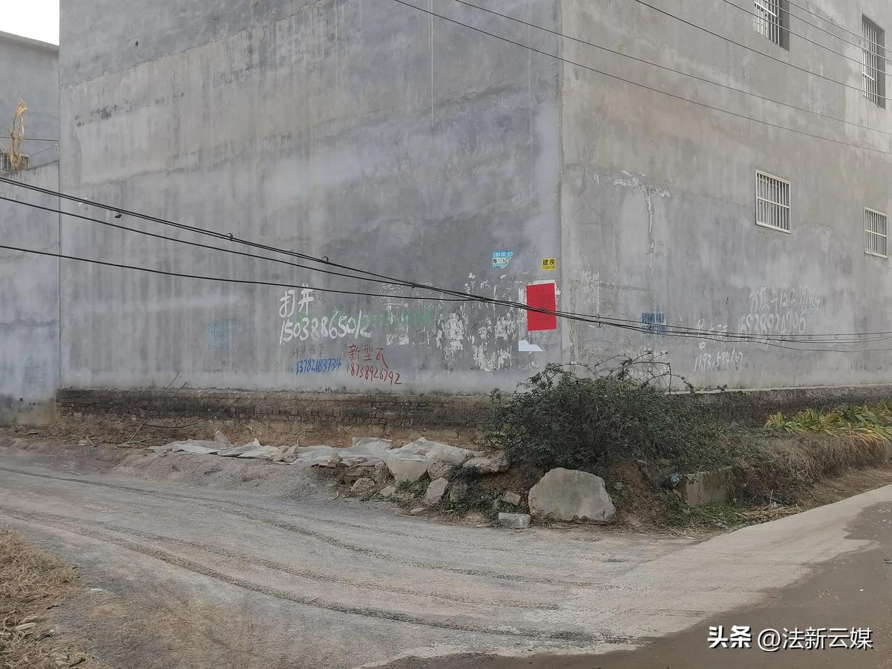 【鲁山县一段光缆坠地影响出行存安全隐患，市民拨打电话近一周未处理】位于鲁山县露峰