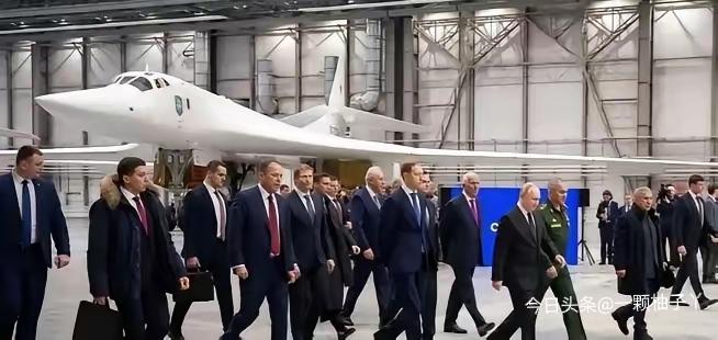 普京视察图-160M制造厂这波，属实把“硬核军迷”人设焊死了！2024年喀山厂里