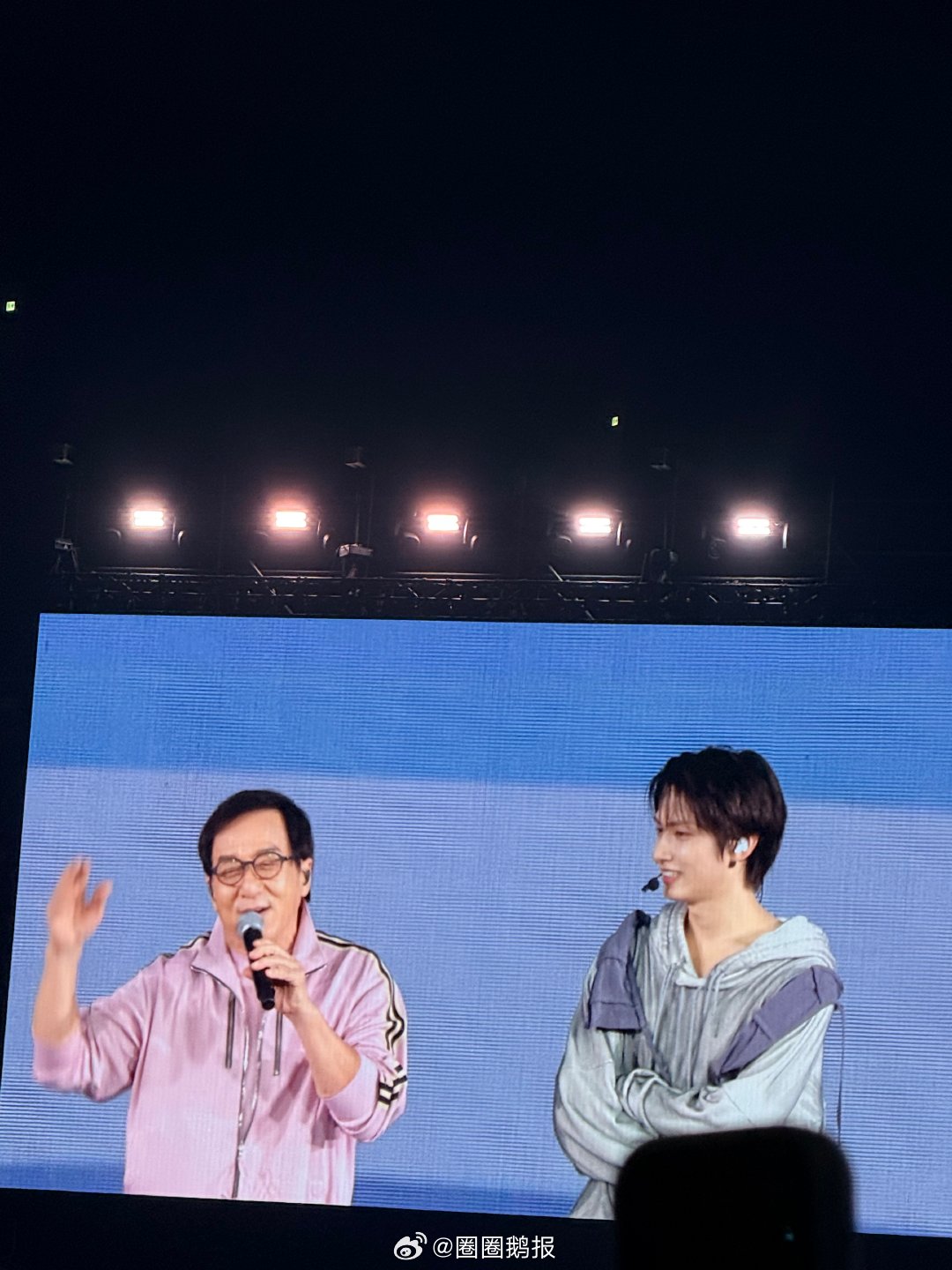 seventeen演唱会嘉宾是成龙成龙去了seventeen演唱会天呐！成龙居然