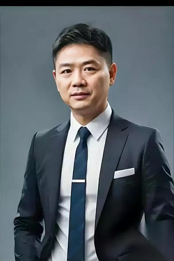 刘强东51岁还像大男孩？

看完他的经历你就懂了！这个从卖光盘起步的创业者，把小