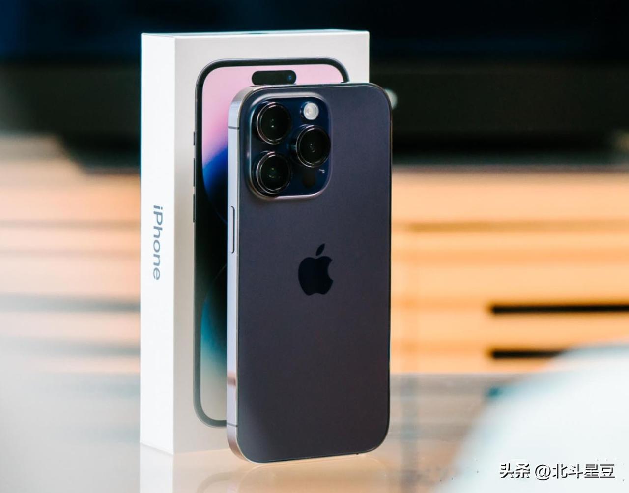 日前，iPhone手机销量飙升的事又让苹果成为了新热点。中国市场一直是苹果最重要