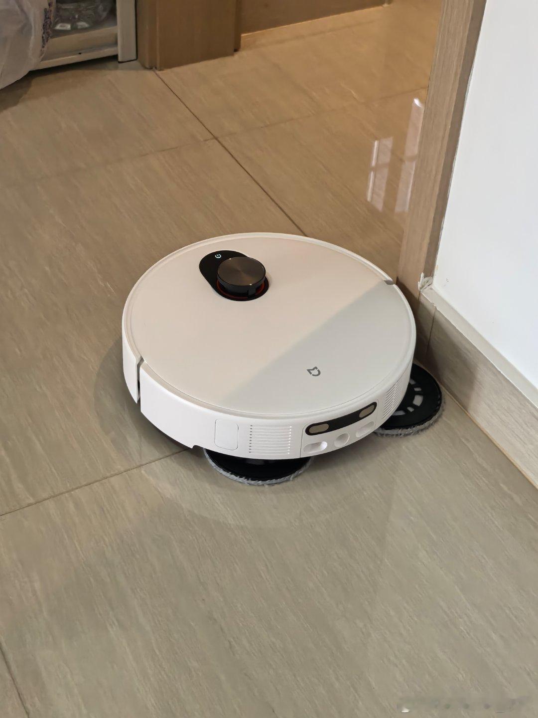 前后用过两款小米扫地机器人，更推荐M40。M40S理论上更高级，尤其是吸力更强和