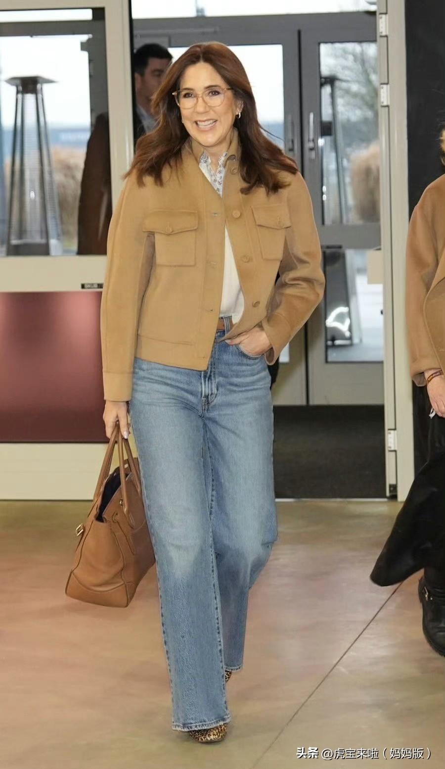 玛丽王后继续和好朋友在一起，第二天的穿搭有点闺蜜装风格！私下的服装休闲风，但耐看