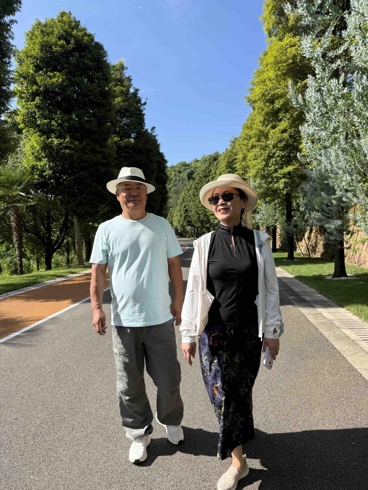 七旬伉俪楠荫行
七旬伉俪漫步万棵金丝楠的绿荫长廊，快门轻响间定格了半生相守的温柔