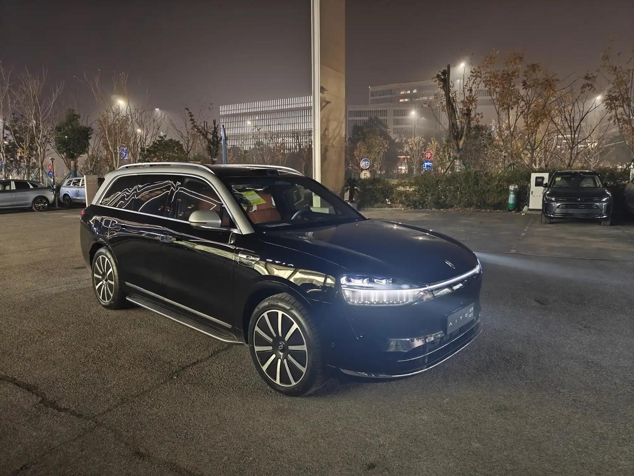 网友：问界M9试驾感受

首先声明本人既没开过任何好车，也不懂车。昨晚试驾了问界