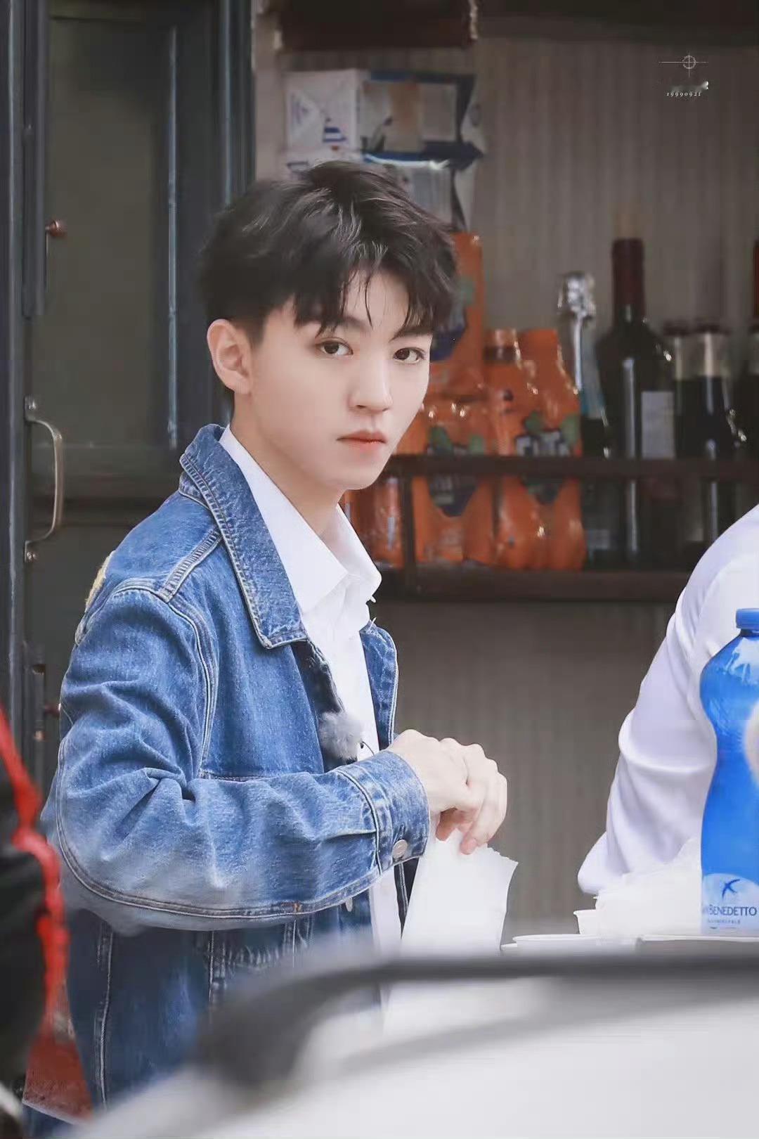 #王俊凯[超话]# 珍藏五年前今日无敌青春可爱美少年在浪漫西西里的美丽传说，中餐