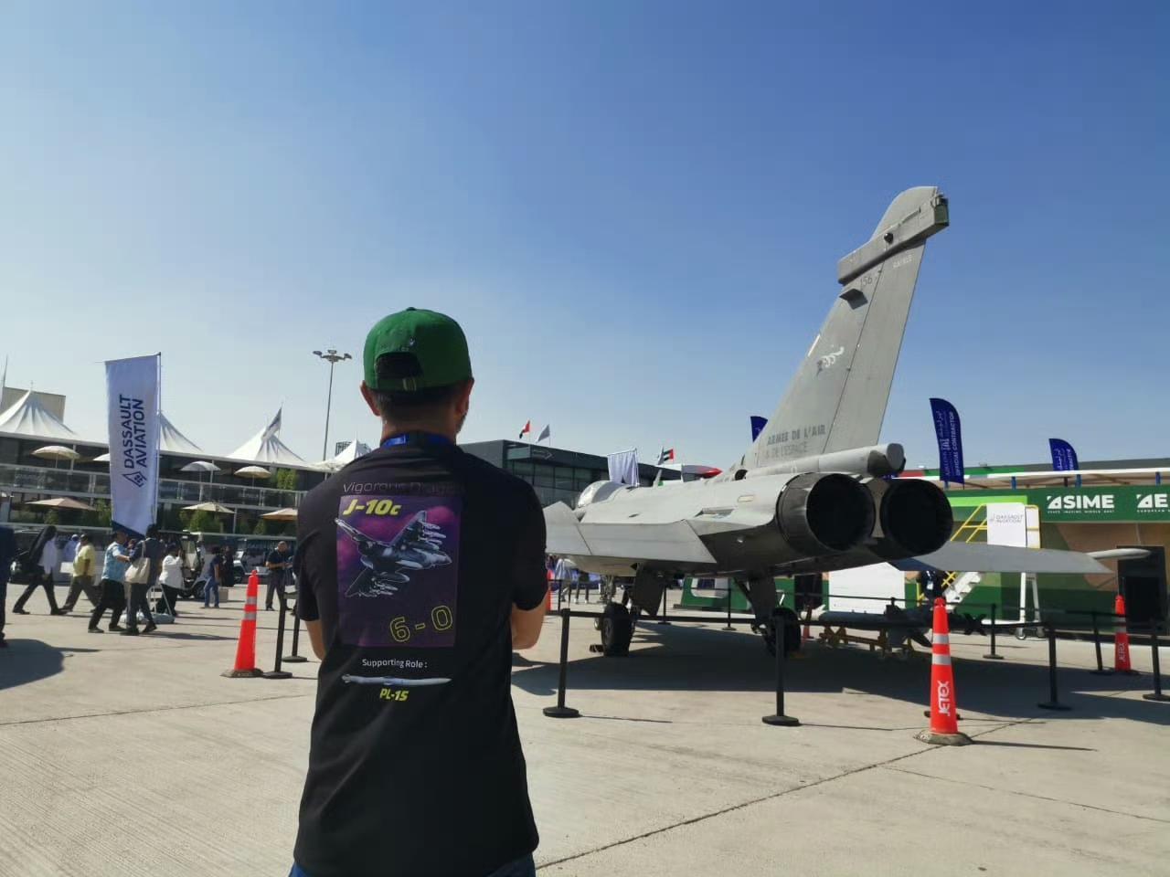 有个看热闹不嫌事大的巴基斯坦军事论坛网友，穿个歼-10CE战斗机6:0的T恤，跑