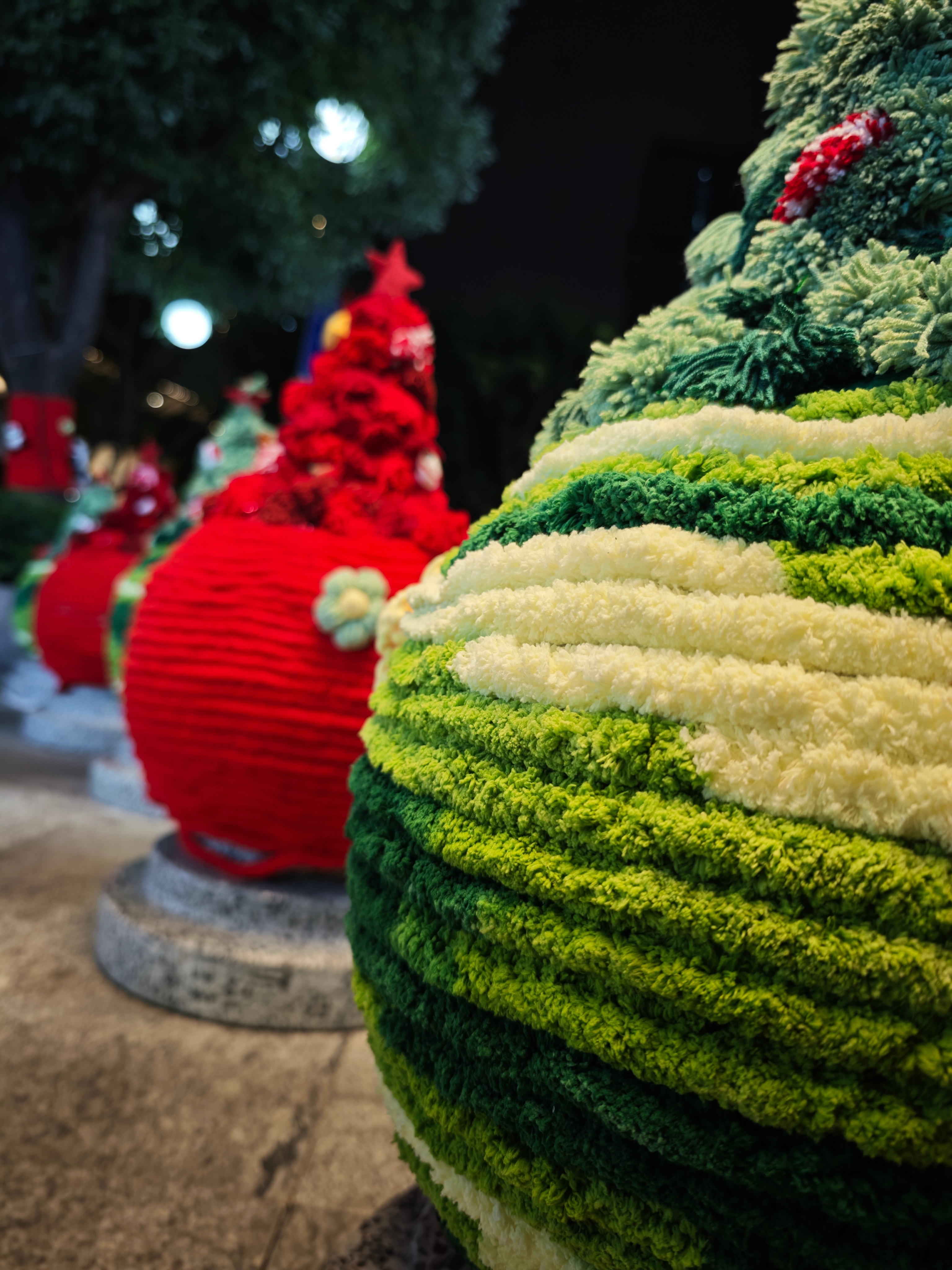 深圳的路边石墩都装上了圣诞装饰，这圣诞氛围感一下子就来了