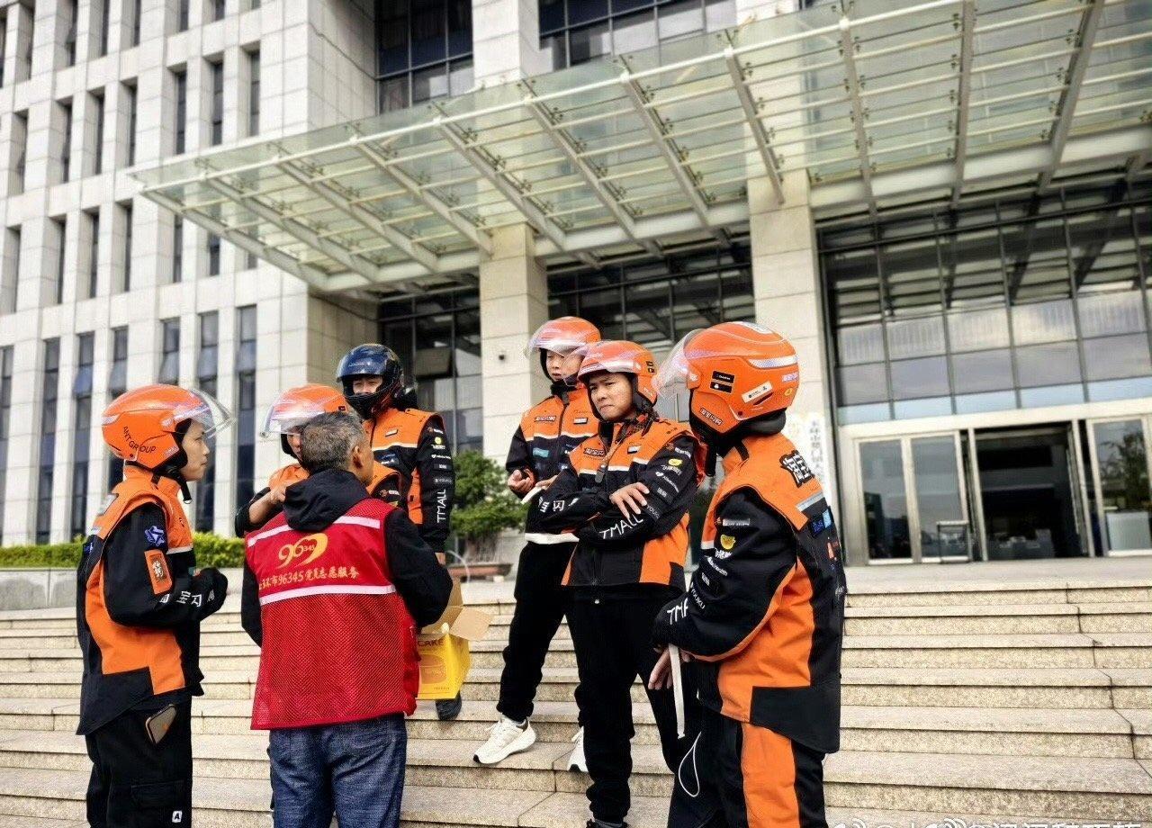 近日，台州玉环，外卖小哥们送餐时见献血车，果断停下参与献血。他们用热血传递善意，