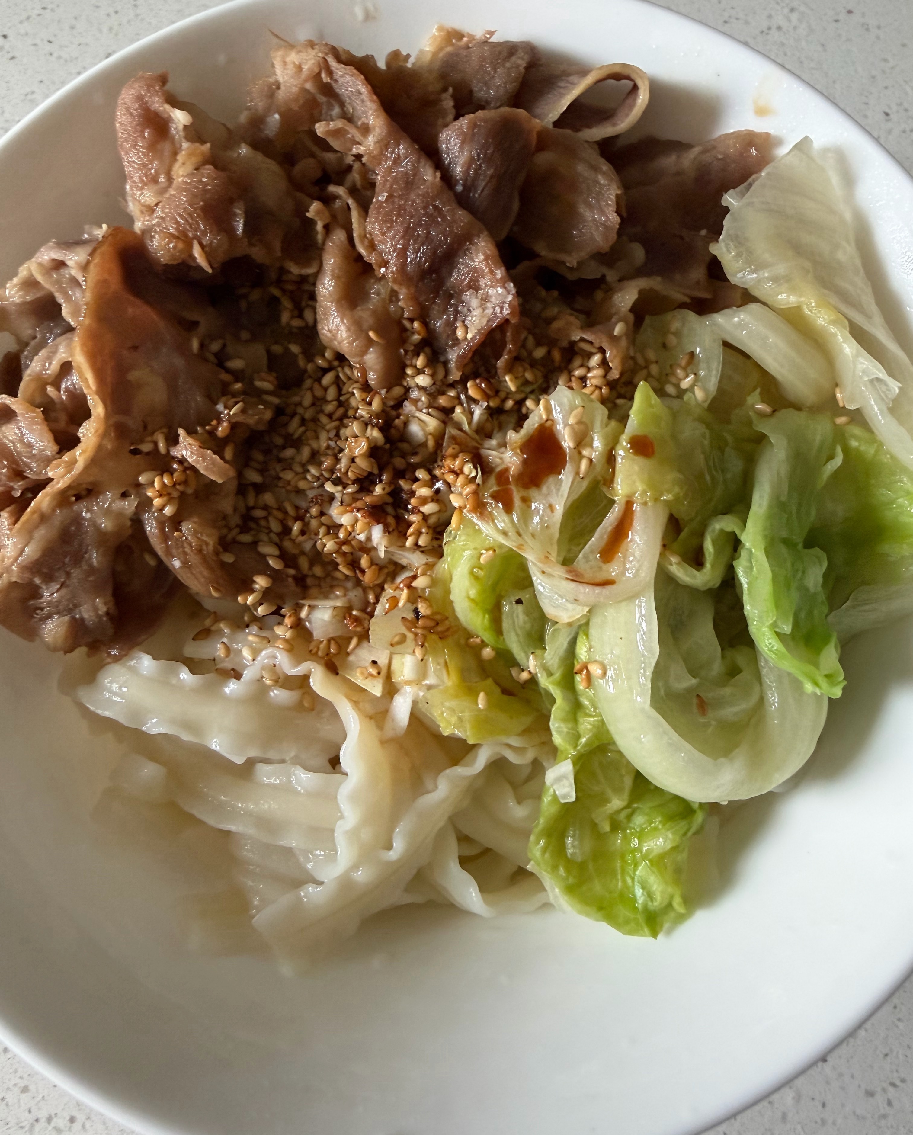 开饭，午餐愉快～我做的牛肉油泼面，娃的姥姥烤羊肉完美！ 