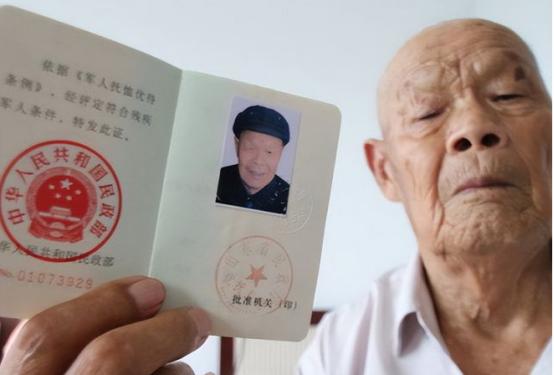 1956年，山东35岁农民，咳嗽10年，不肯就医。一天，他突然咳出一个黑色、带血