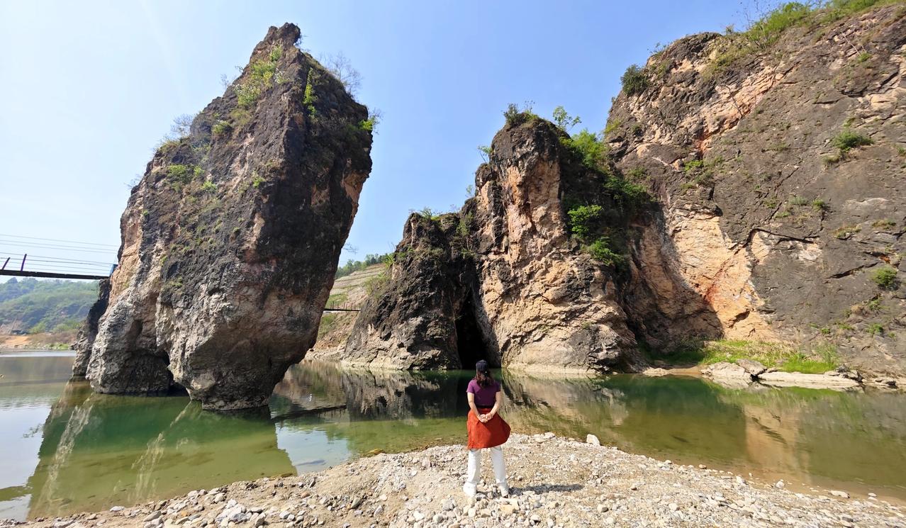 岩上人影立，水边景物幽。