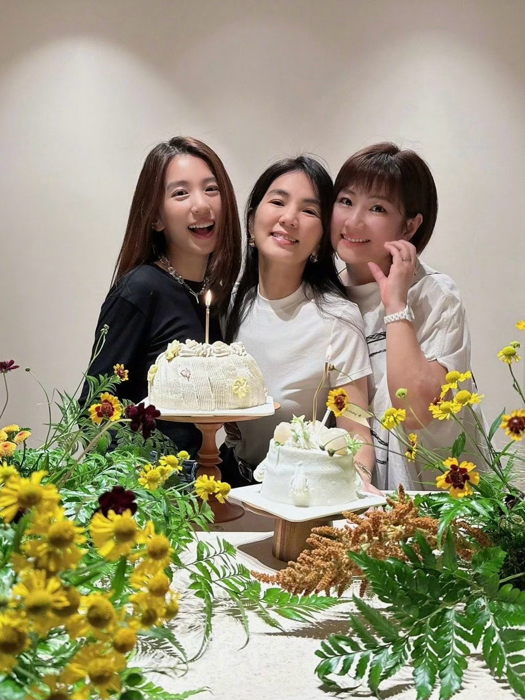 Ella晒S.H.E合照☘️ 姐妹Selina、Hebe帮庆祝生日🎂 ​​​