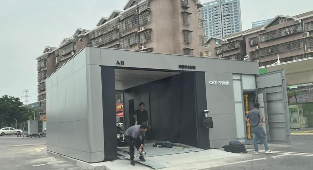 宁德时代的巧克力换电站这下真的要来了哦，这个站还正好在蔚来换电站以及理想超充站的