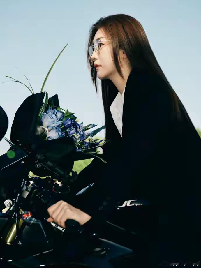 12月2日，乒乓球名将陈梦在社交平台晒出“机车风”照片，还配文“新尝试，这个机车