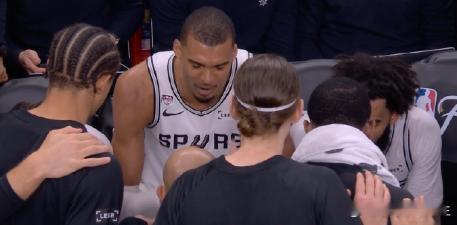NBA超话尼克斯vs马刺 马刺完全没有围绕文班开发有效的进攻体系，队伍里天赋都