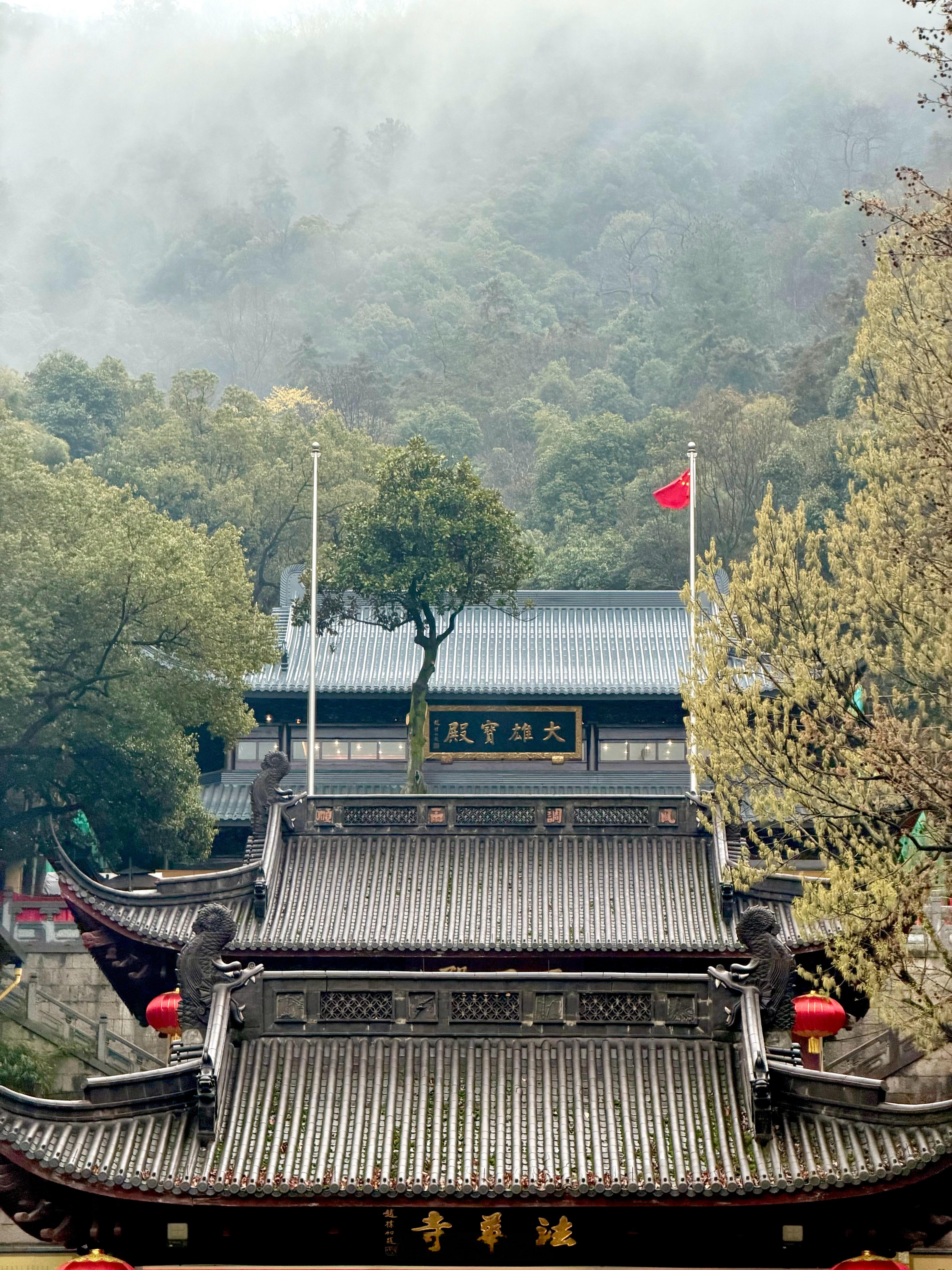 来财神庙碰上下雨了，遇水则发！ 杭州·天下第一财神庙