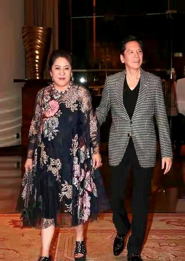 向太直播一句话直接炸锅！说要跳过二代向佐，把家族资产直接留给三代孙辈。

作为香