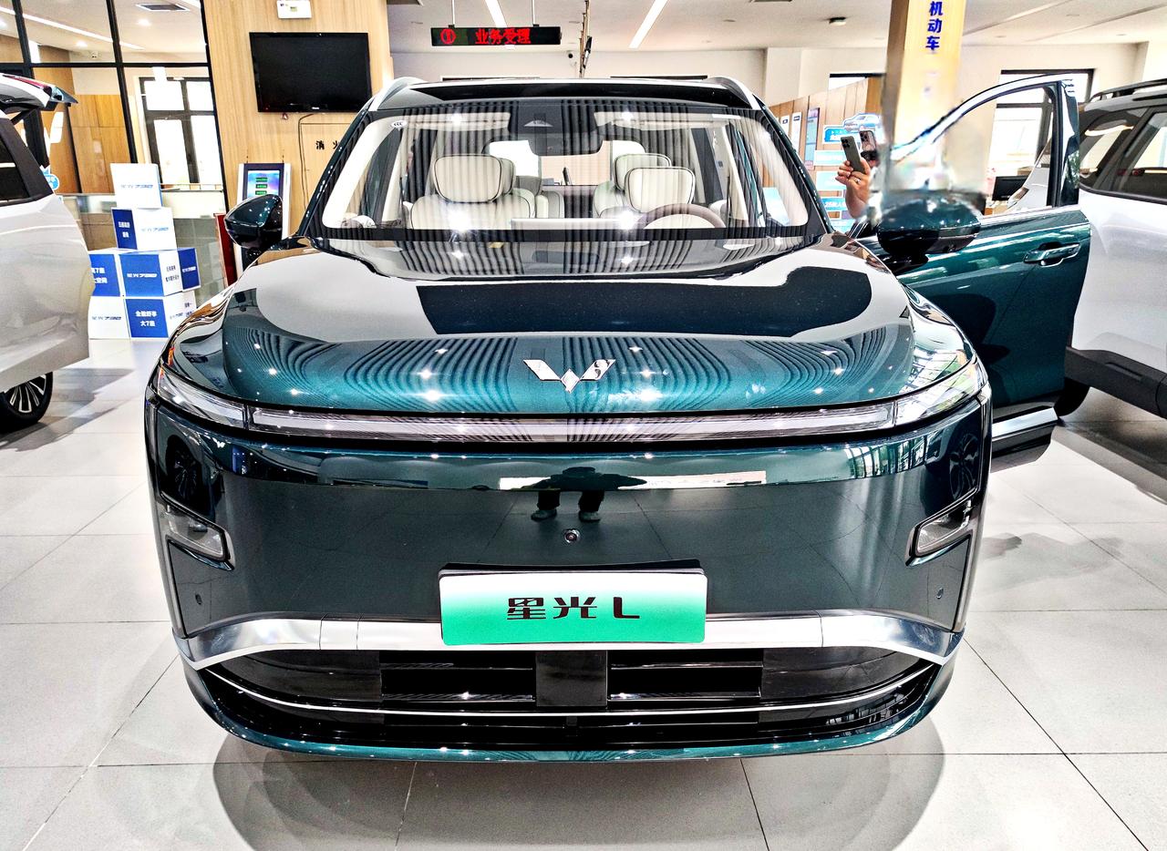 人民的大六座SUV《星光L》
    星光L是上汽通用五菱旗下，新推出的一款十万