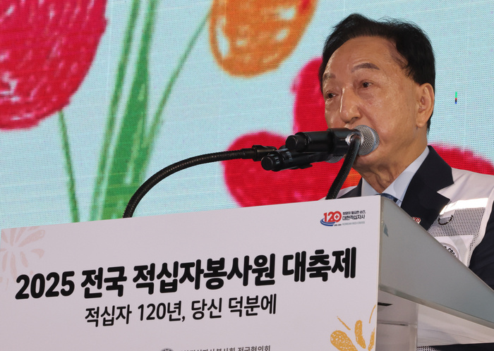 韩国红十字会会长金哲洙因涉嫌发表种族歧视言论陷入风波。据报道，他在一场慈善活动后