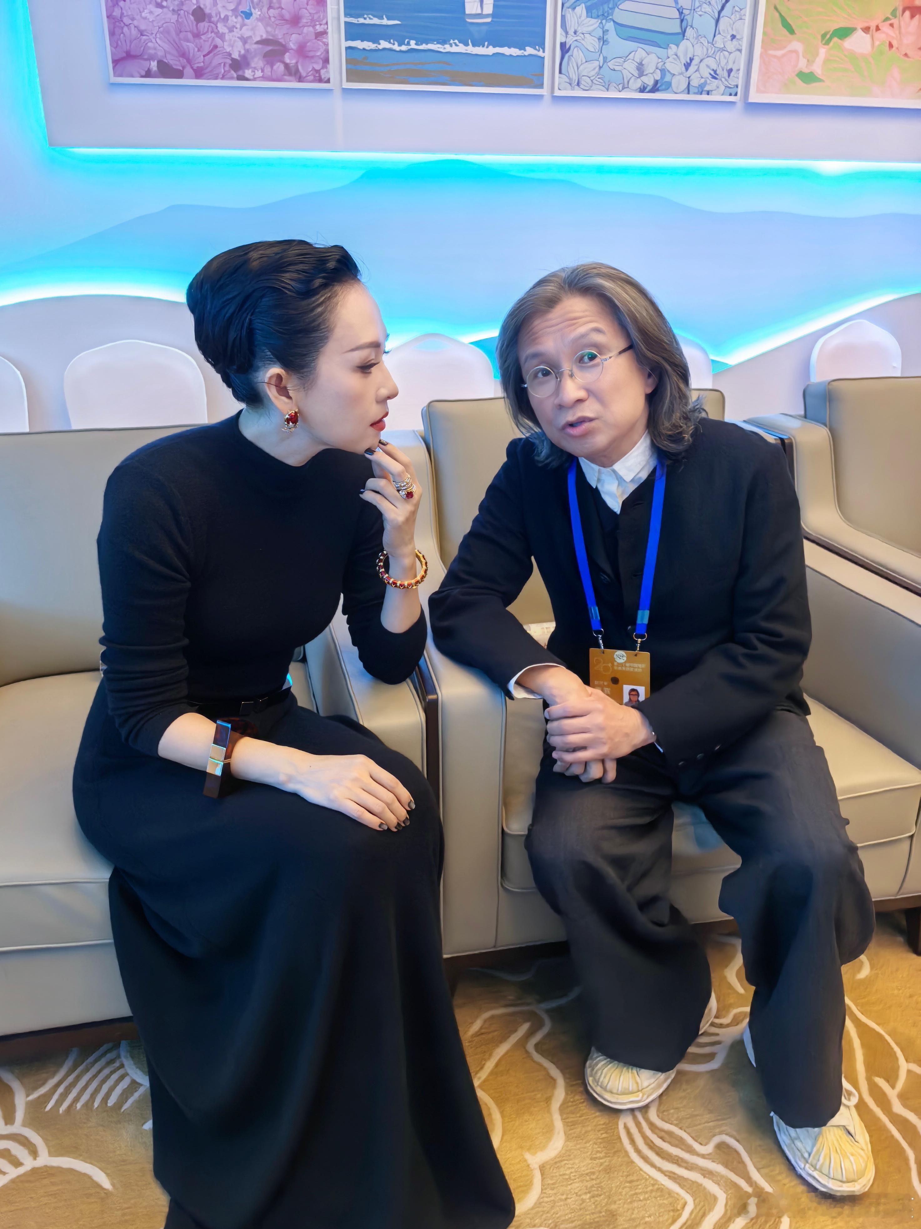 章子怡代表酱园弄剧组出席华表 后台捕捉到章子怡和陈导说悄悄话！《酱园弄》肯定有大
