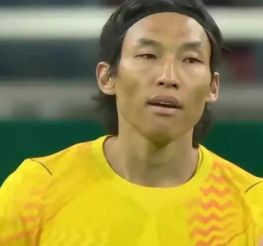 难怪韩国门将金承奎今天会出现这样的失误了！
原来他在2019年有着更离谱的操作！
