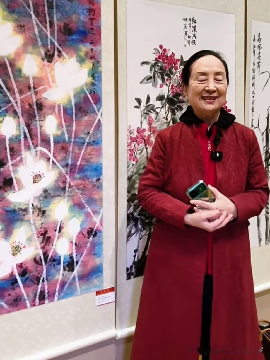 老演员张金玲，准确的说是画家，这段时间的出镜率蛮高的，此次在画展中展出她的作品巜