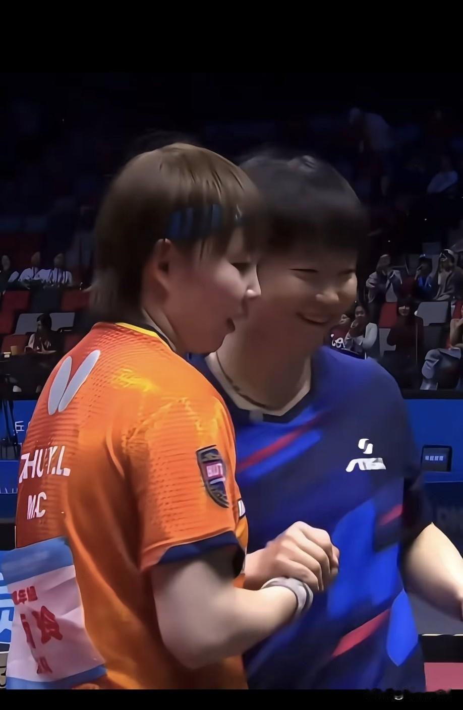 莎莎这一笑，感觉变回小孩[比心]
她们俩是强者与强者间的惺惺相惜，小朱姐也很棒！