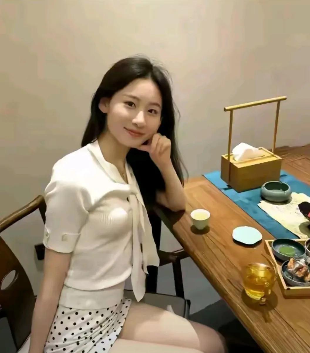表妹丽丽，美貌与才华兼备，对爱情有着极高的期待。她的要求让众多追求者望而却步，直