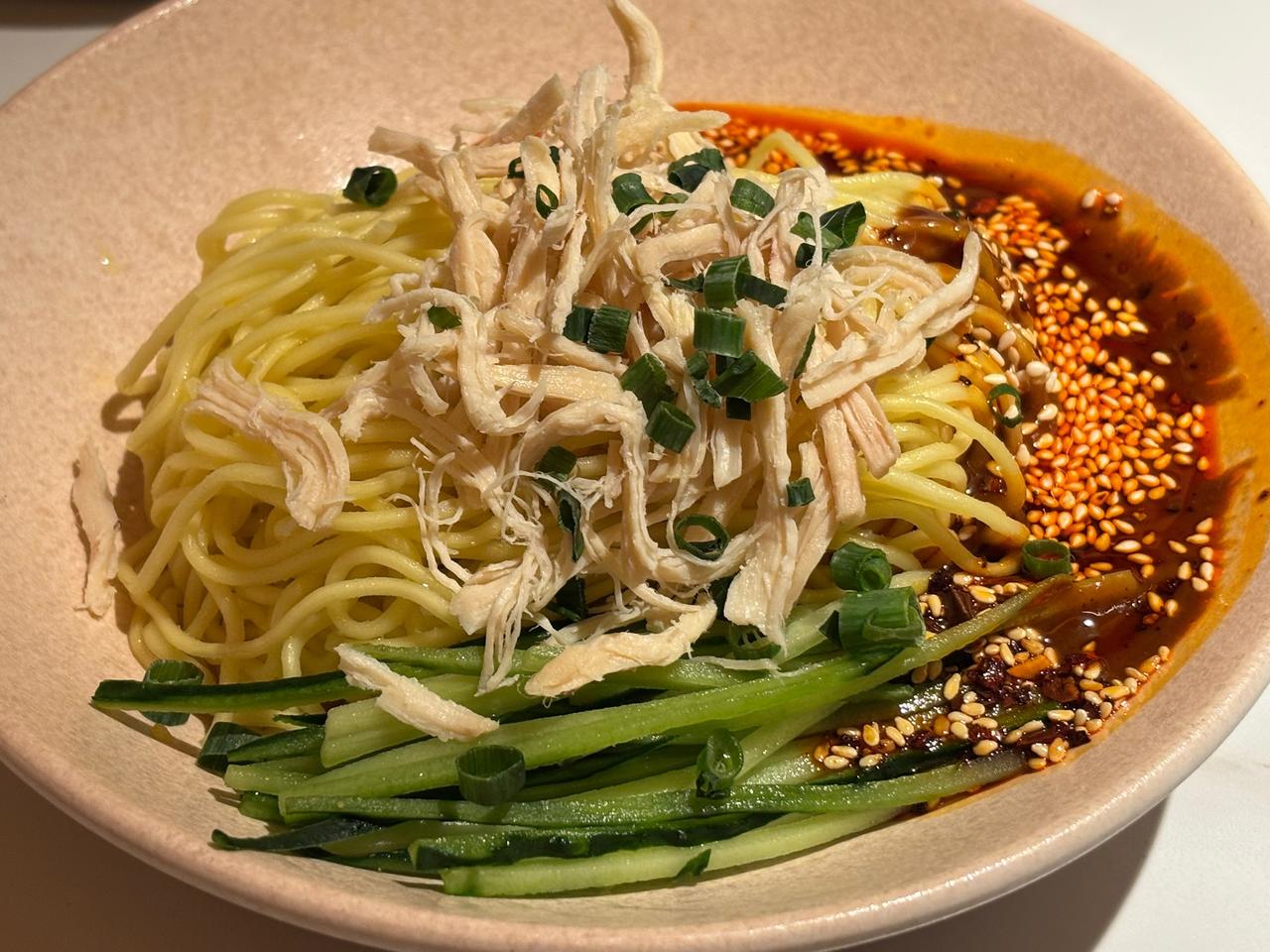 我在一个三百人大群里发了三张自己旅游的照片，没想到却招来了恶语相向。恶语，不是因