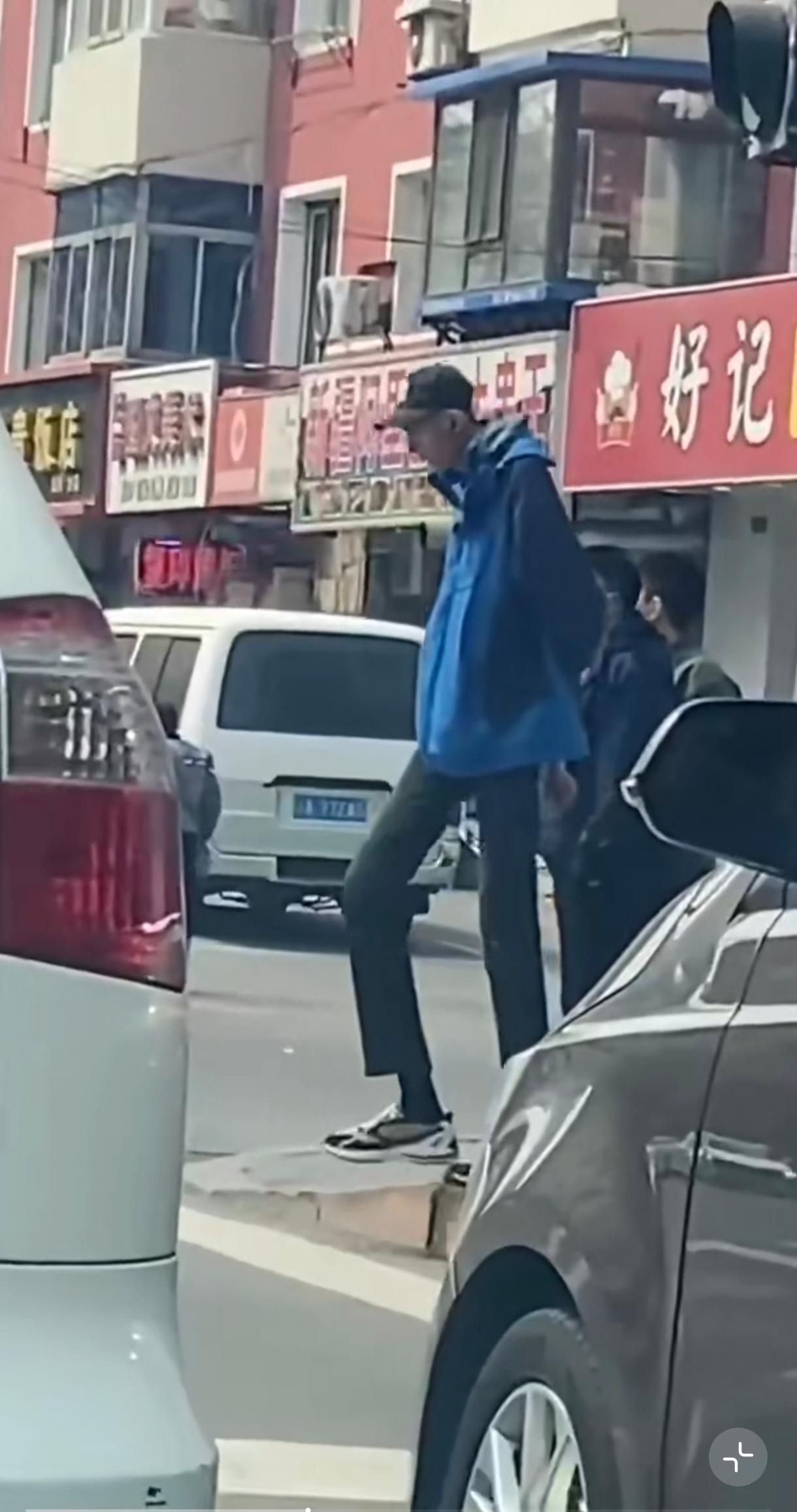 这大长腿！从脖子就开始分叉了！应该跟姚明身高差不多，但是太瘦了，就显得很诡异。