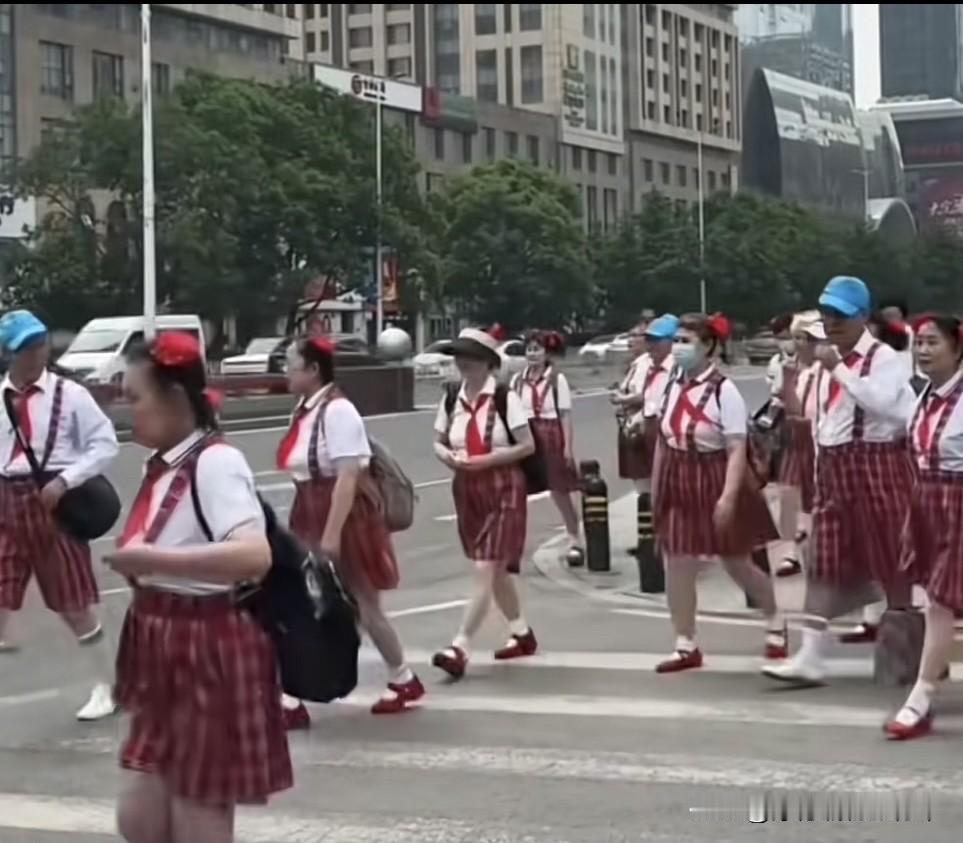 如果你在马路上碰到一伙穿着少先队员服装，脖子上挂着红领巾的、年龄都在六七十岁的大