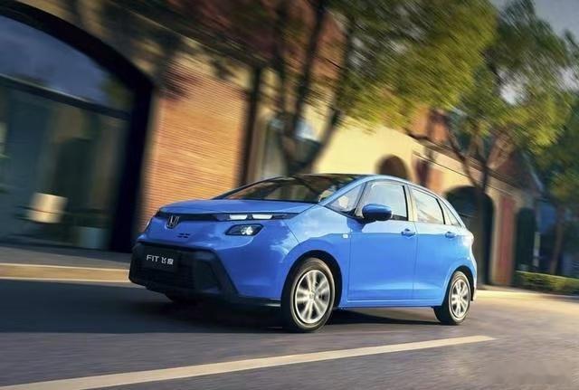 本田飞度 凭借省油好开、价格亲民积累了近150万用户，却在新能源小车冲击下销量断