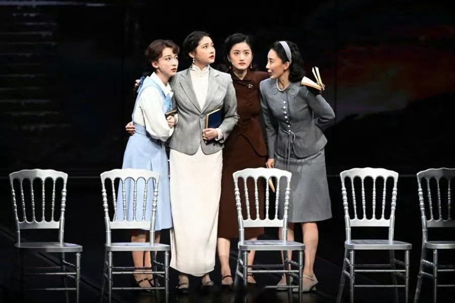 关晓彤讲述人民艺术家秦怡的少女时代关晓彤说前辈的青春波澜壮阔 演一个角色，打开一